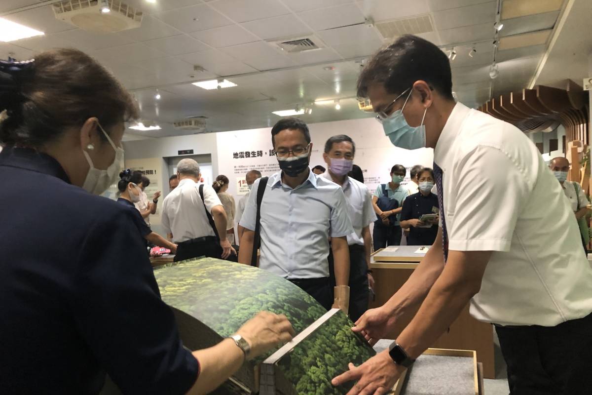 臺中靜思堂獲頒環境教育設施場所，揭牌典禮後，當地學校師長、仕紳等參訪各大主題館。(圖為慈濟基金會提供)
