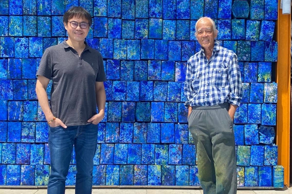 當代藝術家江賢二(右)與策展人紀嘉華合影。