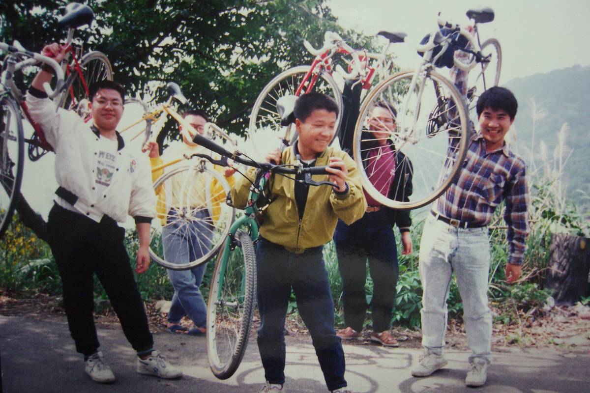 騎腳踏車爬觀音山（林連鍠老師提供）