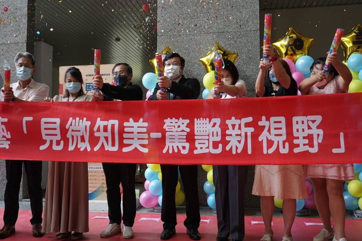 廣達「見微知美」13校巡迴展在虎科大登場；虎科大校長張信良（左四）與廣達執行長徐繪珈（右三）共同主持展覽開幕。