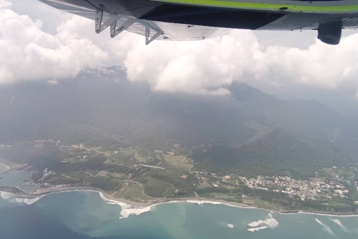 Kimokeo一行人搭乘小飛機從空中探勘划行路線。