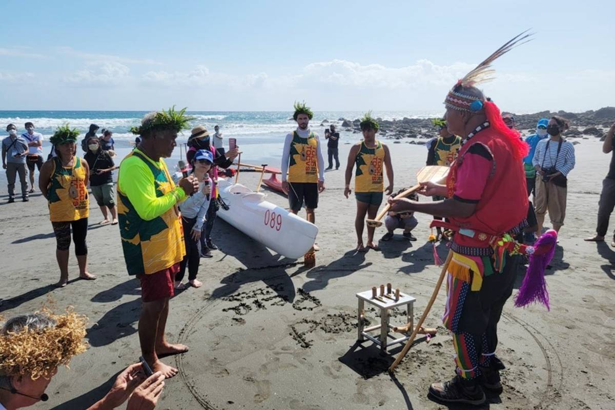 夏威夷國寶級大師Kimokeo Kapahulehua與划手們乘著支架大洋舟從都歷部落北端划到傳統海域巴茲風岸，由部落頭目重現部落傳統的「迎舟儀式」。
