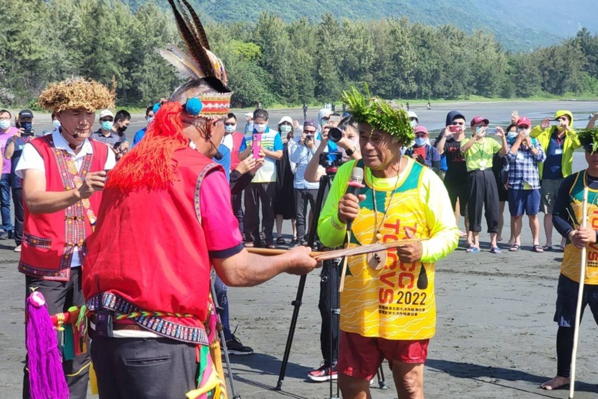 夏威夷國寶級大師Kimokeo Kapahulehua與划手們乘著支架大洋舟從都歷部落北端划到傳統海域巴茲風岸，由部落頭目重現傳統的「迎舟儀式」。