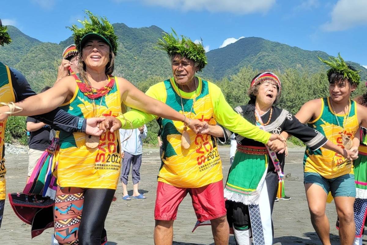 Kimokeo Kapahulehua(左2)開心跟著族人一起跳舞。