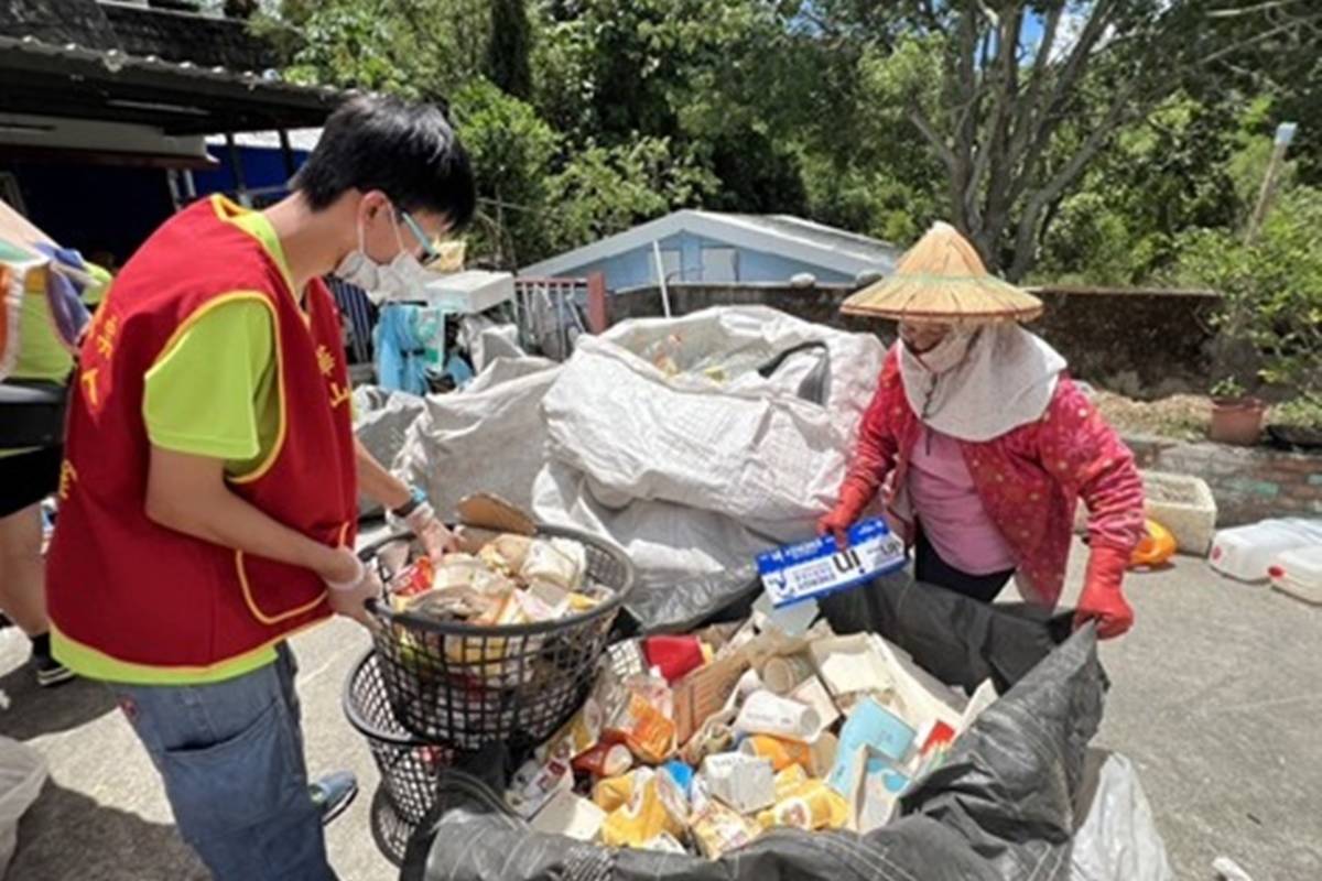 「心田教育」張可彤主任帶領14位同學與華山基金會合作，前往池上富興村徐奶奶家，協助整理回收物。