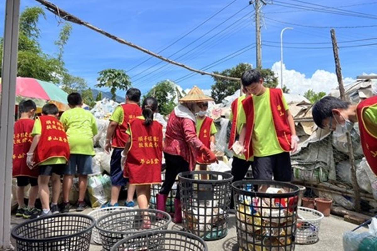 「心田教育」張可彤主任帶領14位同學與華山基金會合作，前往池上富興村徐奶奶家，協助整理回收物。