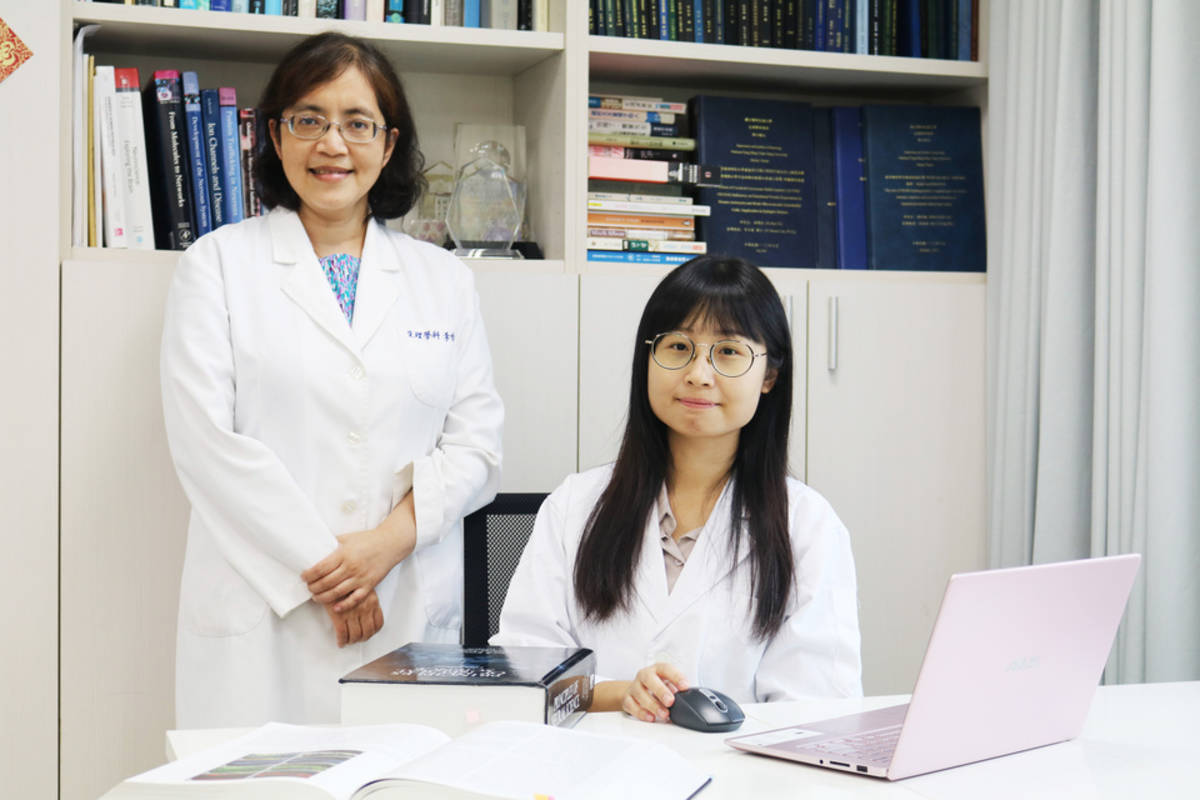 主持這項研究的陽明交大生理學研究所李怡萱教授(左)與甘育菱博士 (陽明交大提供)