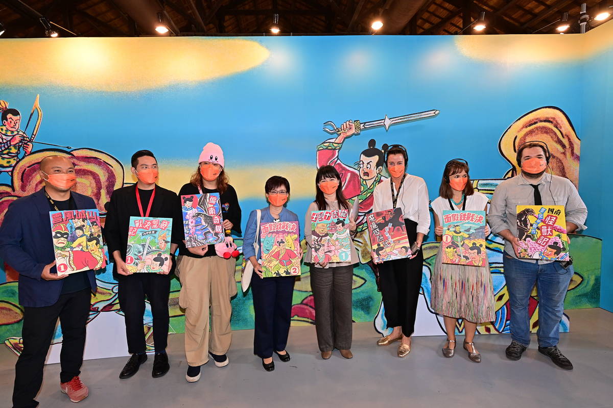 文化部次長李靜慧（右4）、人文及出版司長陳瑩芳（左4）與國際貴賓於展區合照 (文化部提供)