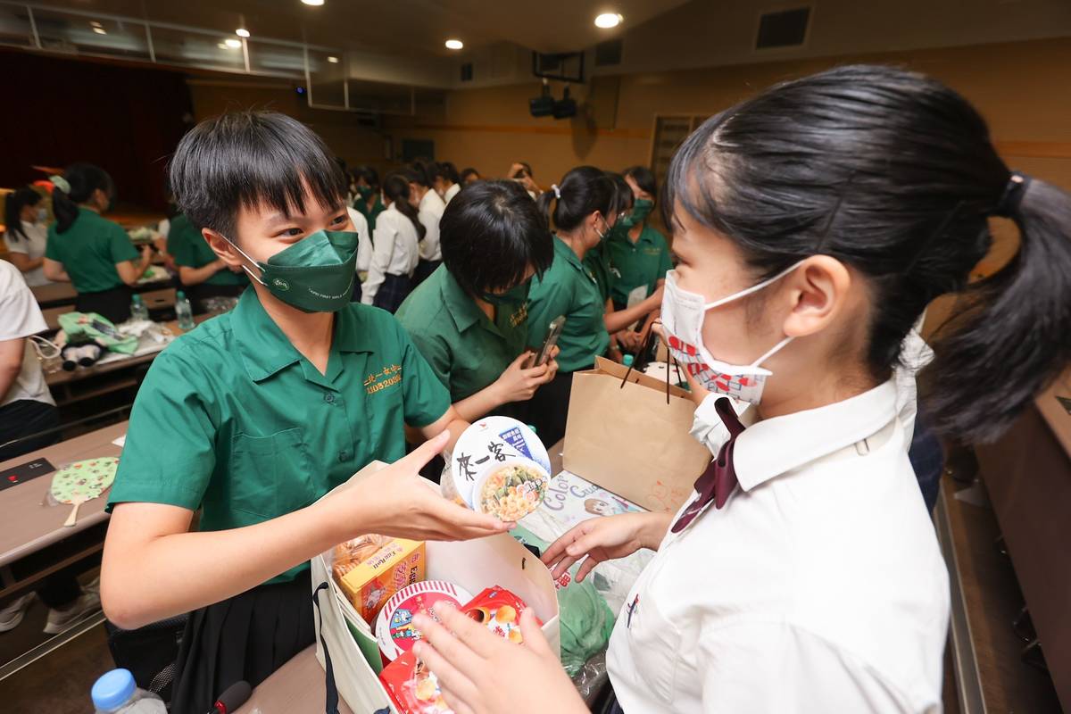 北一女學生贈送喜歡的食物給橘高校吹奏部同學 (文總提供)