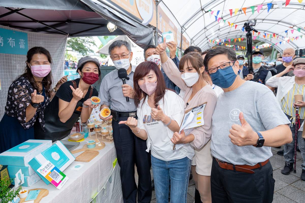 市長與北市商圈及店家代表於索菲烤布蕾攤位合影留念