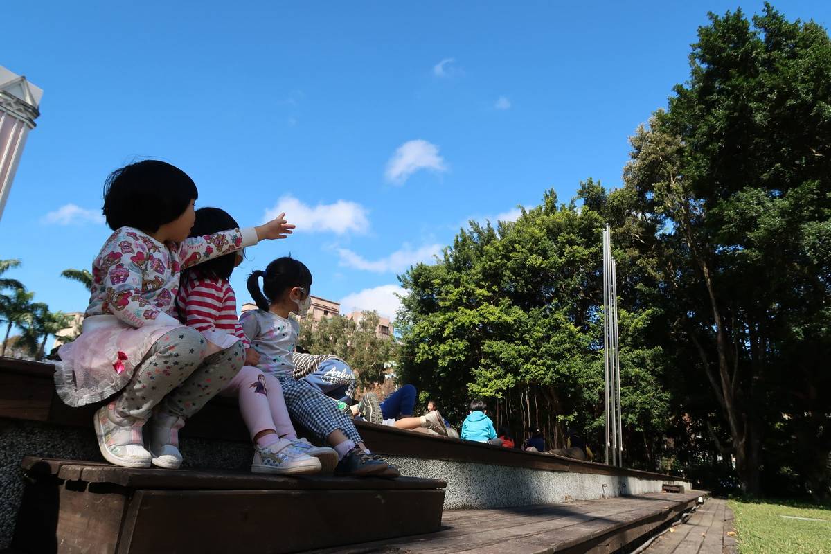 幼兒觀賞校園的天空 探索日常生活中的美感