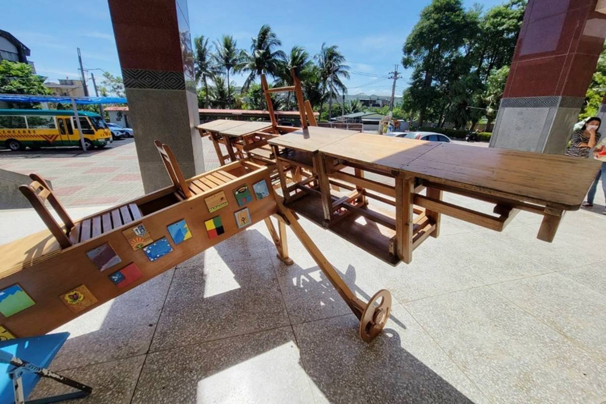 大武國小物盡其用，找來公東高工木工科師生指導，與今年畢業生合作，將舊桌椅拆解、組裝，創作出一架大型木造飛機。