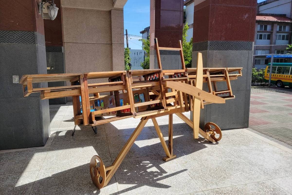 大武國小物盡其用，找來公東高工木工科師生指導，與今年畢業生合作，將舊桌椅拆解、組裝，創作出一架大型木造飛機。