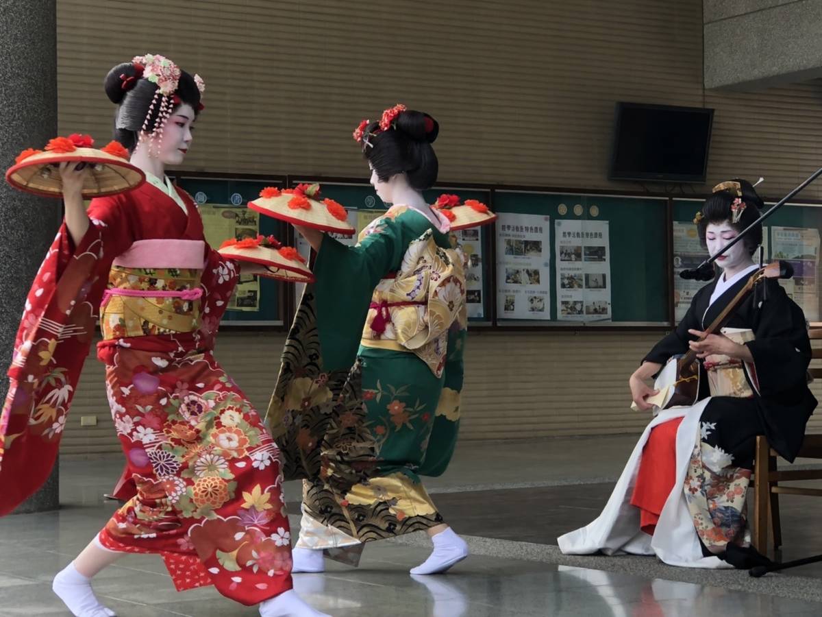 「相馬樓」舞娘的傳統酒田舞蹈展現了當年的文化(圖片來源：員林高中提供)