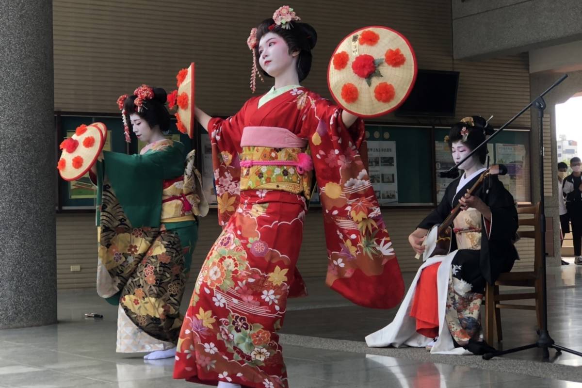 日本酒田「相馬樓」三位舞娘親臨員林高中表演歌舞(圖片來源：員林高中提供)