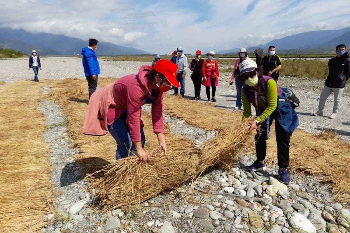 臺東縣環保局在關山鎮卑南溪海端四號堤防辦理稻草蓆覆蓋宣導活動，運用在地產出的稻草蓆，跨域協力覆蓋河床裸露地，共同守護臺東好空氣。