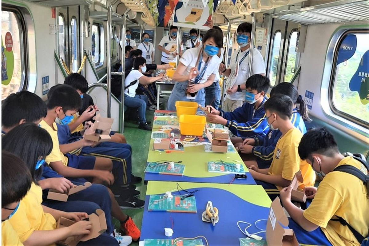 250位偏鄉師生搭乘2022臺灣科普環島列車 動手做奈米金實驗 