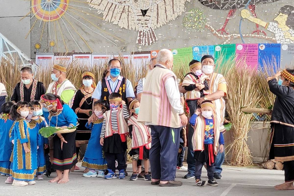 臺東縣延平鄉桃源國小今(2)日與部落共同舉辦嬰兒祭，向祖靈祈禱孩子平安長大。