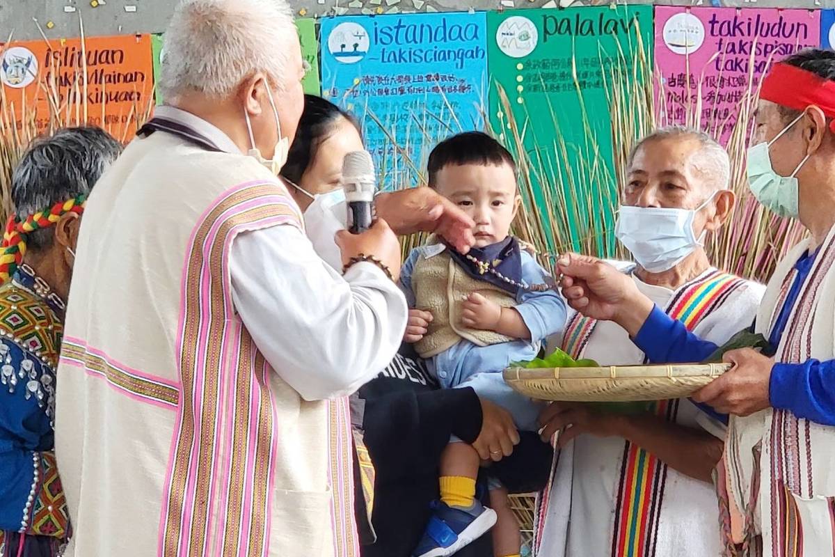 臺東縣延平鄉桃源國小今(2)日與部落共同舉辦嬰兒祭，向祖靈祈禱孩子平安長大。
