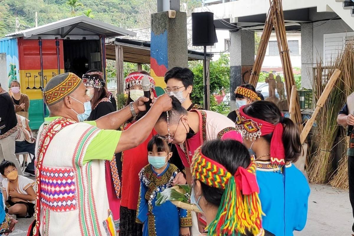 部落長老為新進老師掛上項鍊，並賜與布農族名，宣告加入布農族的大家庭。