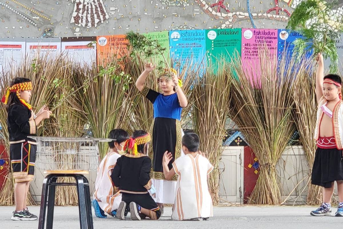 祭典儀式中加入各年級學生的祭儀展演，並設置不同主題的學習站體驗活動，展現學習成果。