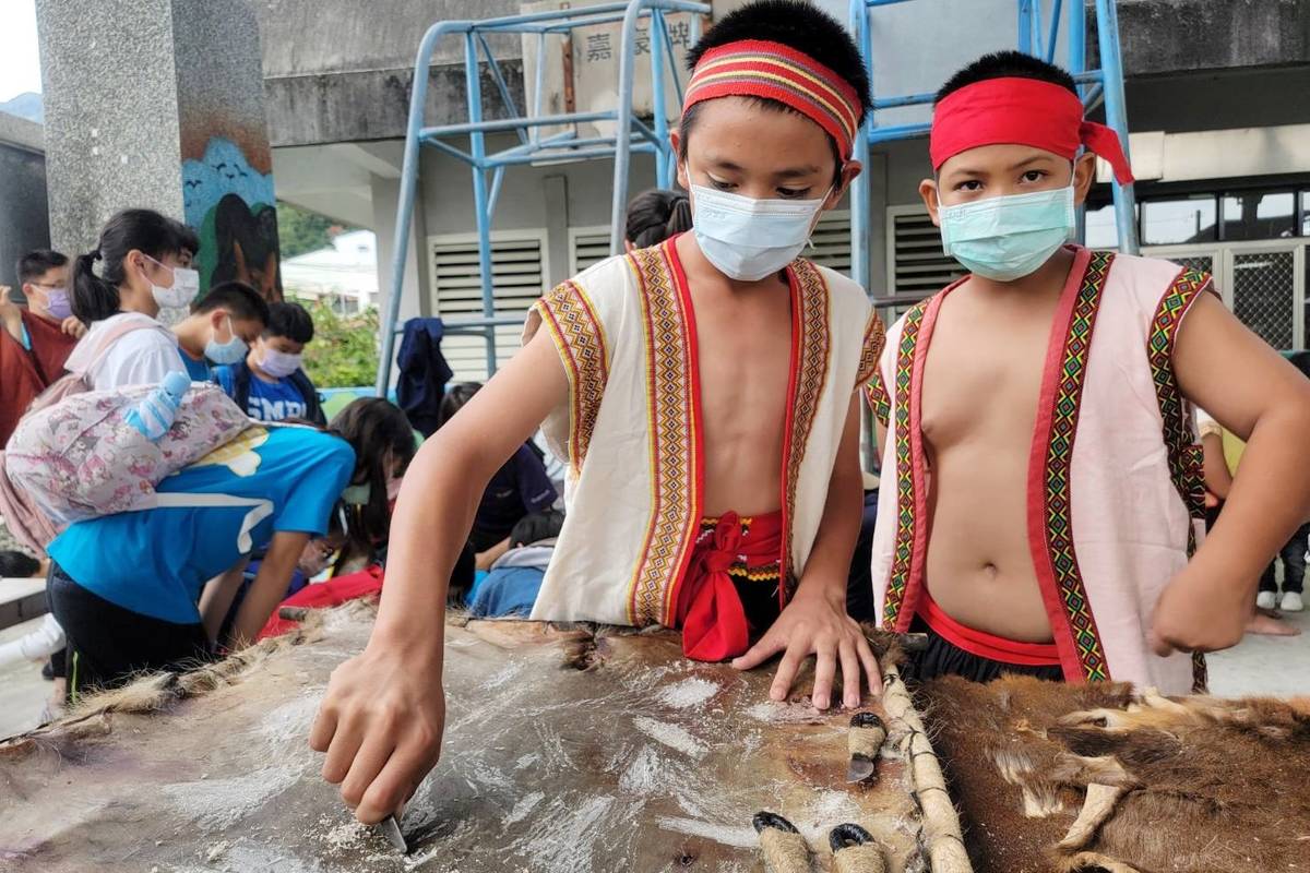 祭典儀式中加入各年級學生的祭儀展演，並設置不同主題的學習站體驗活動，展現學習成果。