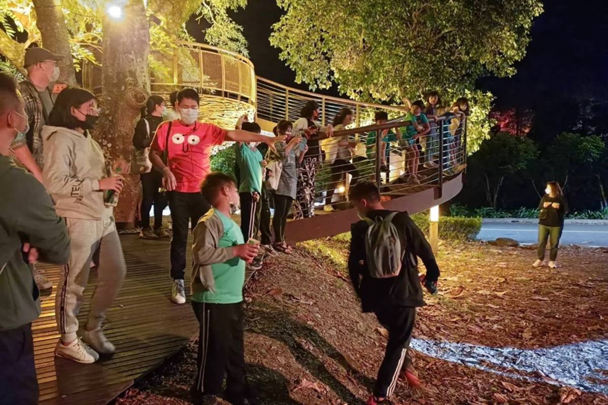 2022臺東光祭「一起搗蛋學藝術」活動，邀請「孩子的書屋」學童參與，由《亞洲藝術新聞》雜誌總編輯鄭乃銘為小朋友導覽解說。