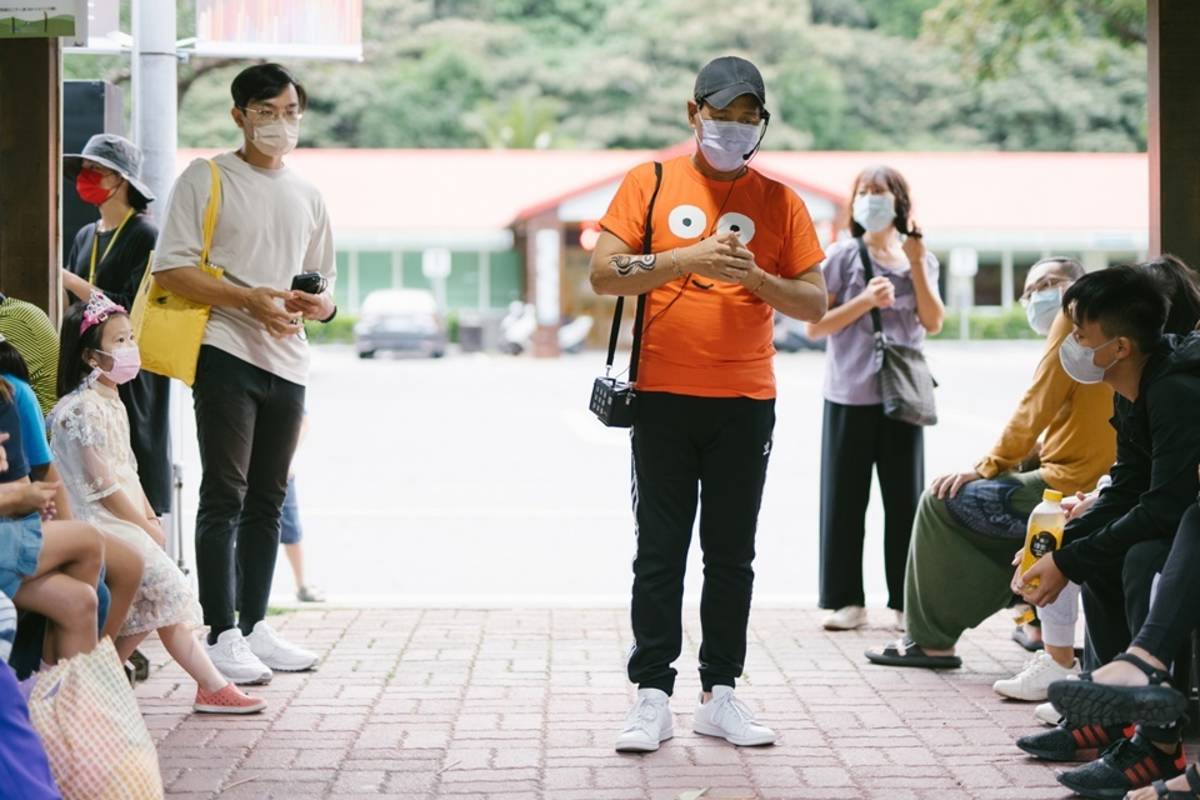 2022臺東光祭「一起搗蛋學藝術」活動，邀請「孩子的書屋」學童參與，由《亞洲藝術新聞》雜誌總編輯鄭乃銘為小朋友導覽解說。