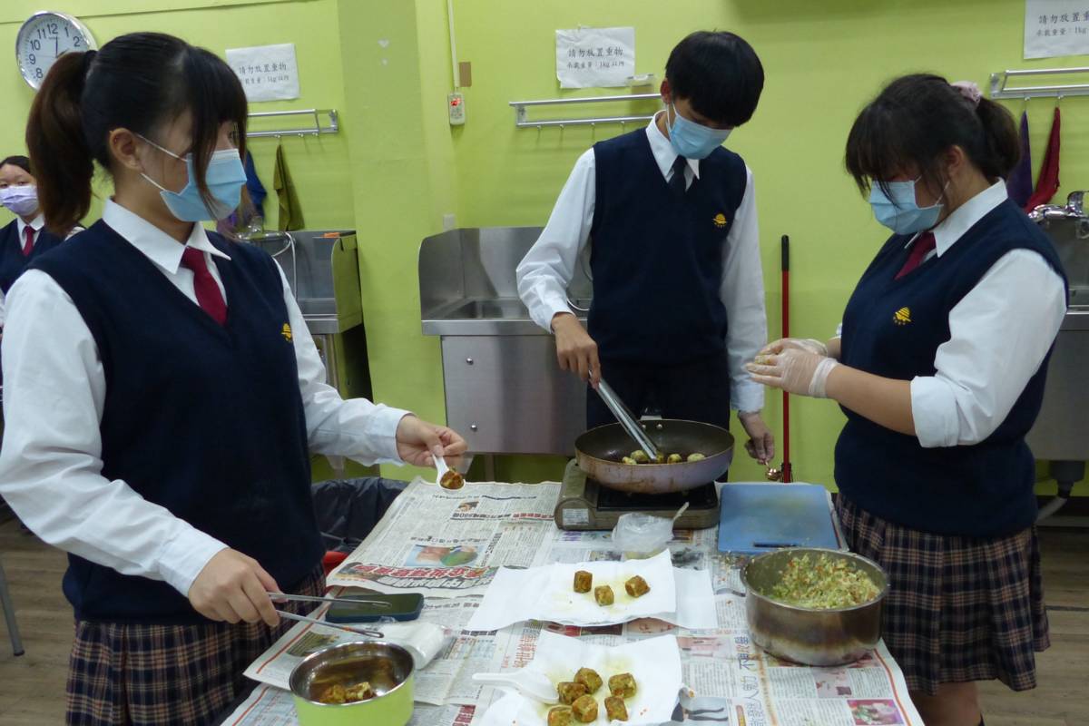 學生們以天然食材親手製作寵物鮮食