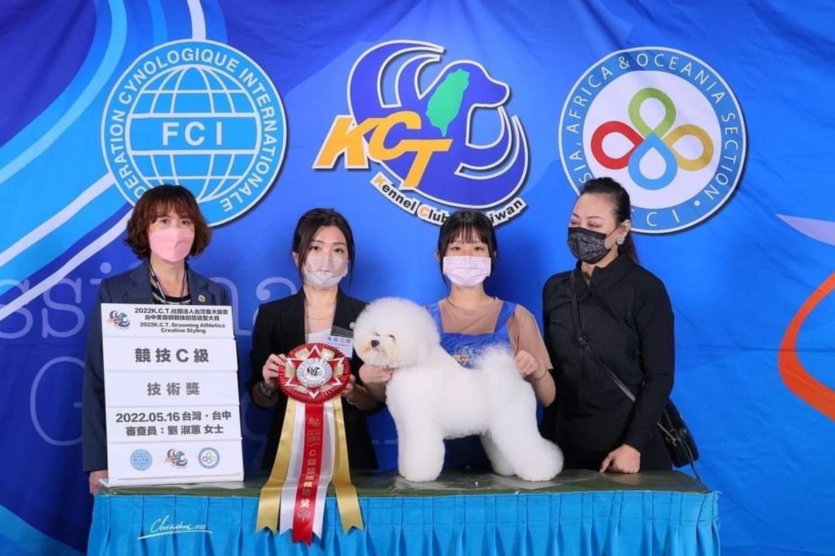 明台高中寵物經營科學生參加寵物美容比賽獲獎