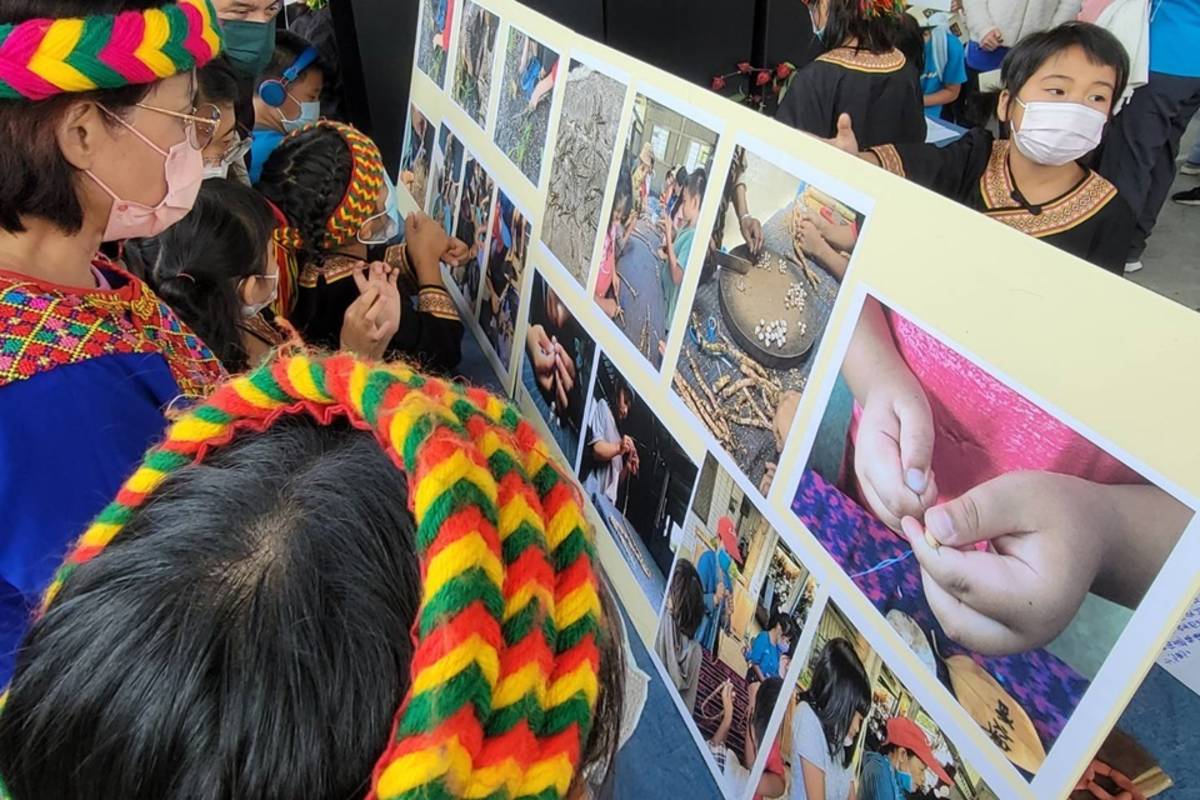 嬰兒祭活動現場靜態展示製作石菖蒲項鍊的學習歷程。