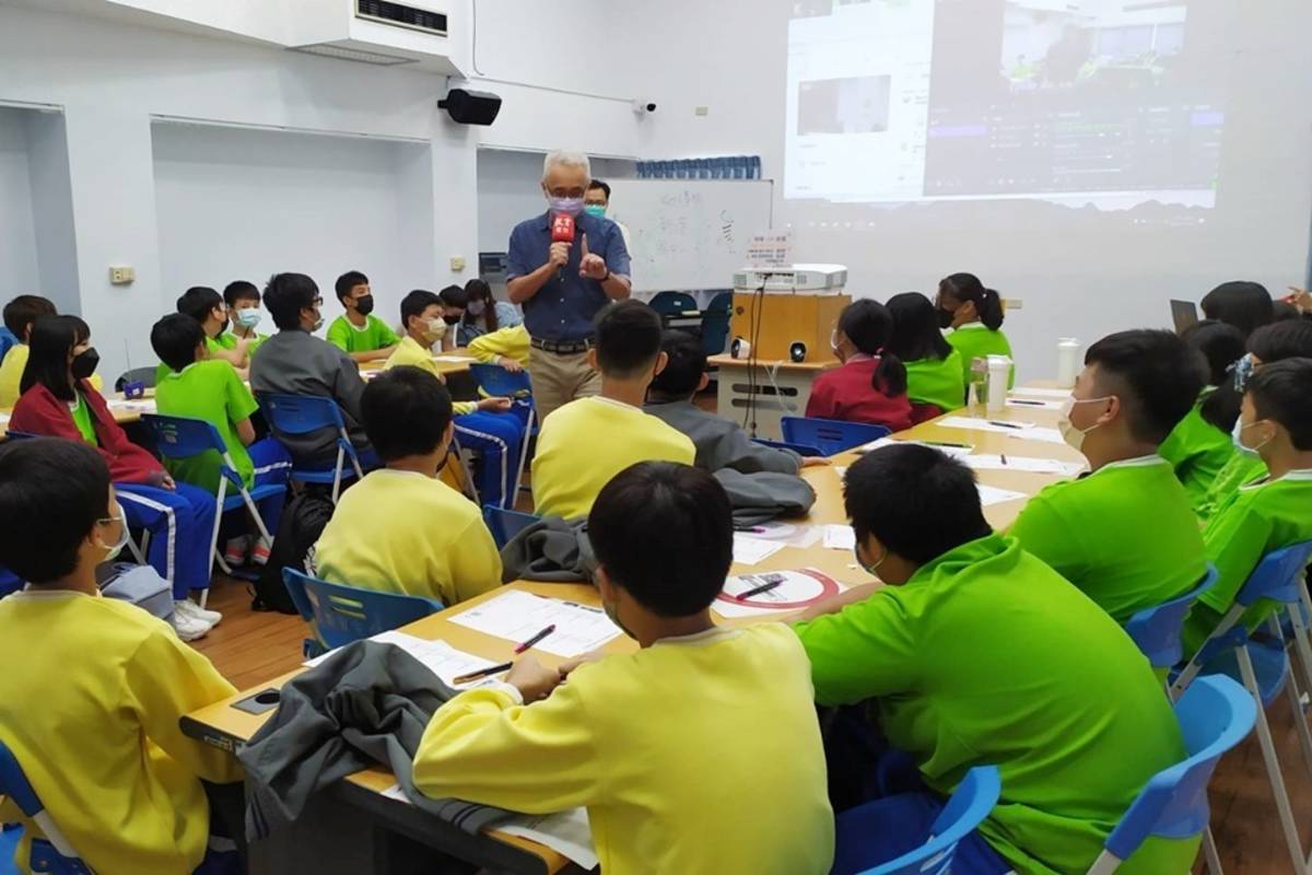 新港國中師生今(18)日參訪國立教育廣播電臺臺東分臺，除了參觀播音設備、體驗錄音，也參與現場節目直播。