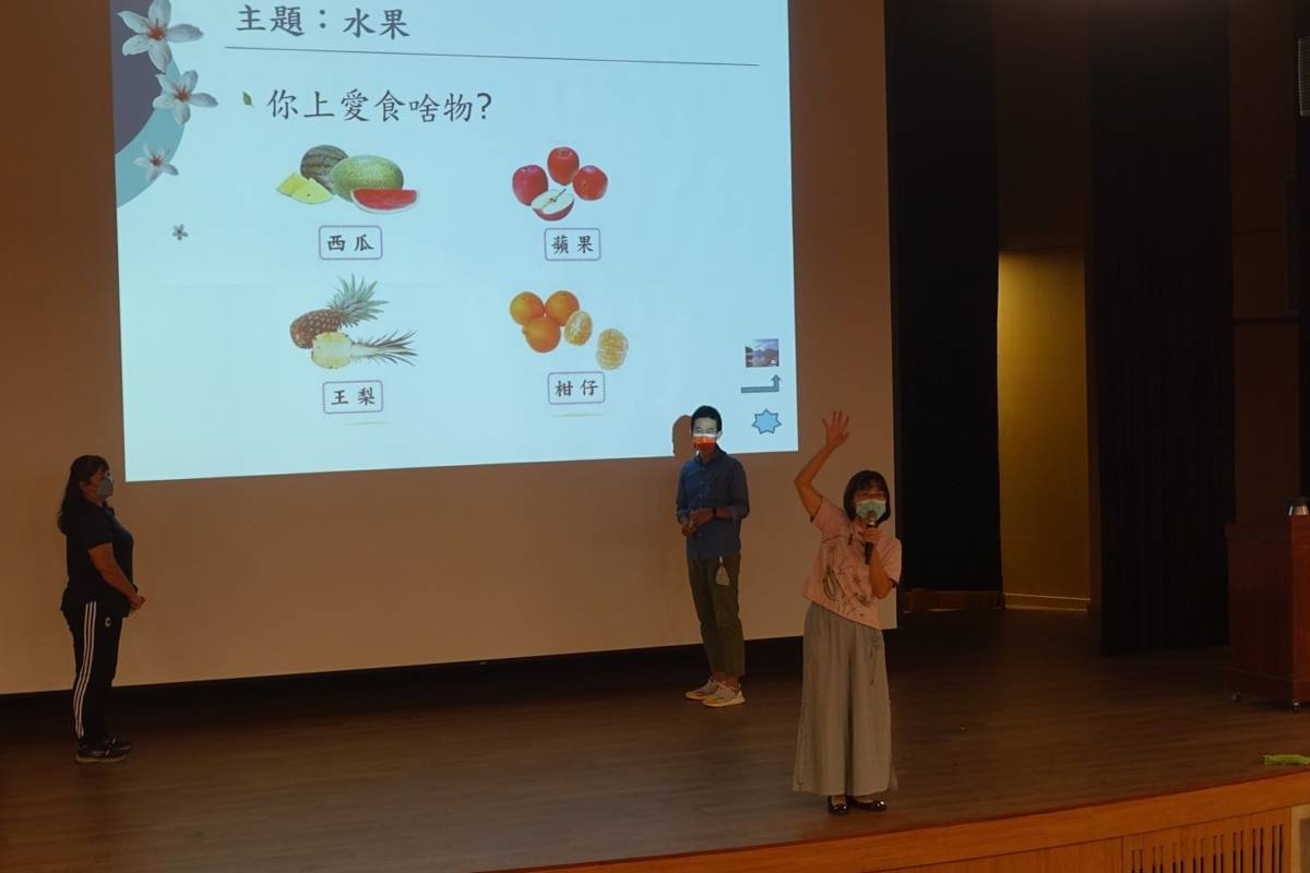 王秀娟老師介紹沉浸式教學策略並讓現場老師實際演練。(教育部提供)