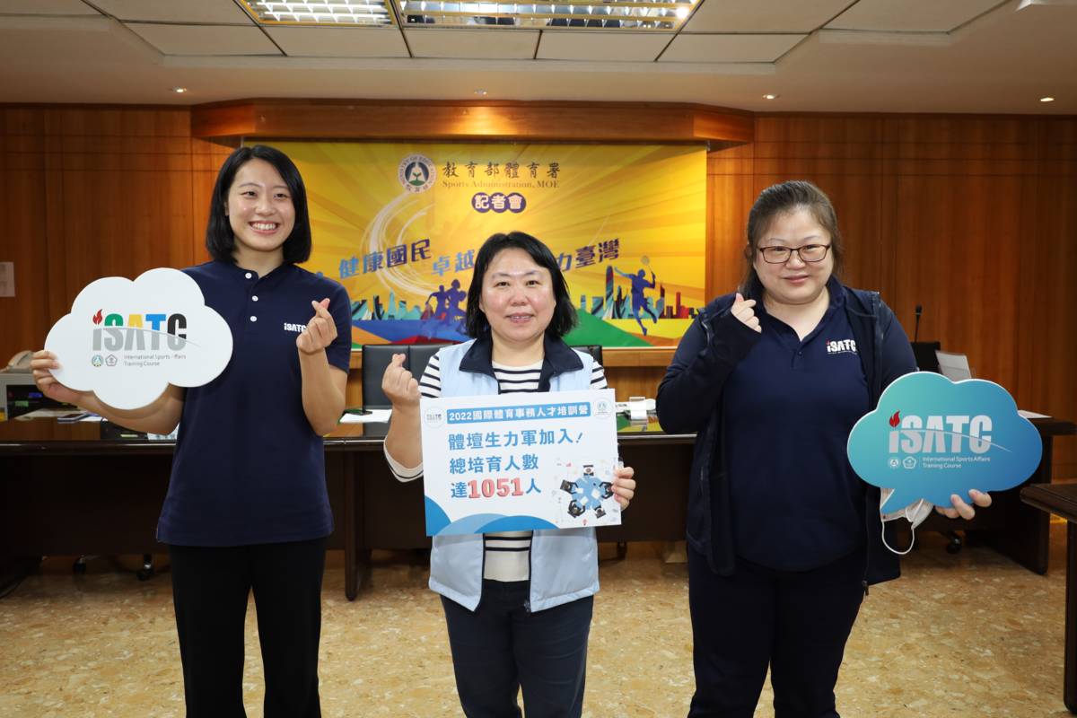 2022國際體育事務人才培訓營(iSATC)授證 黃渼茜等多位青年選手入列。(中為教育部體育署國際及兩岸運動組楊莒妤副組長、左為黃渼茜選手、右為中華奧會副秘書長高馥淇)(體育署提供)。