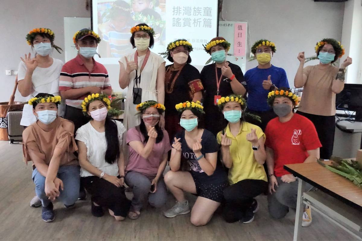 新北市原住民教育資源中心規劃「自造原味」系列研習 教師們戴上自己設計的花環