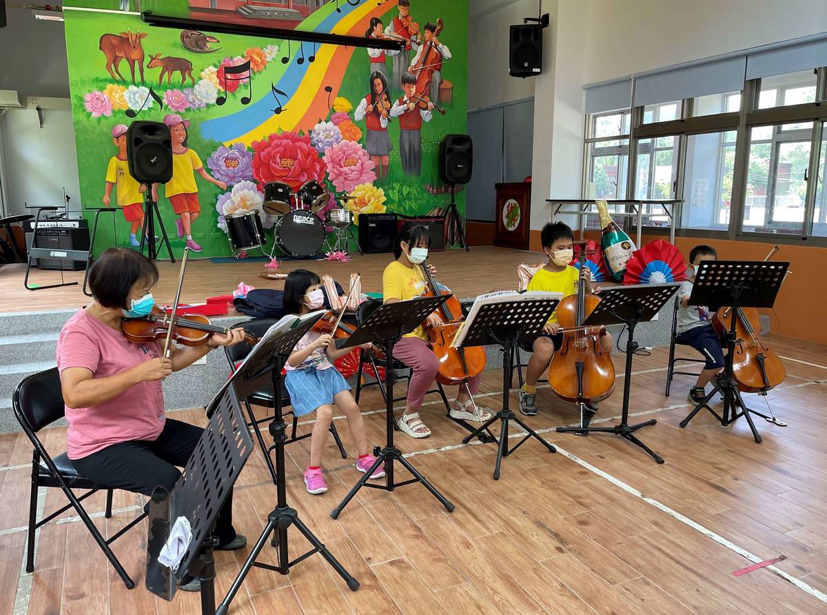 牡丹國小獨特的假日旅途學校 祖孫一起共學提琴