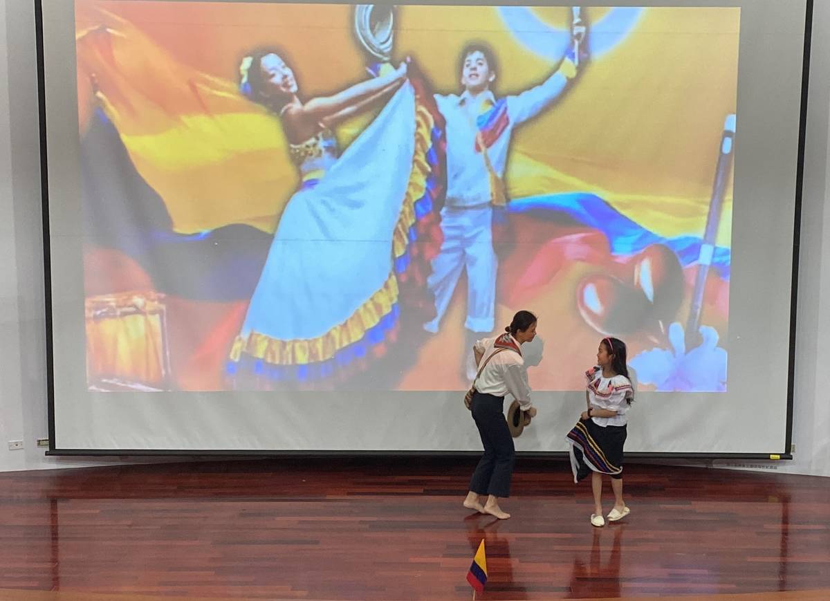 新生國小五年五班黃苡恩同學和媽媽為全場小朋友帶來哥倫比亞的民俗舞蹈