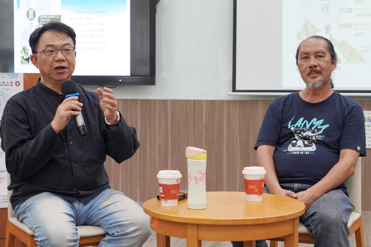 「原來在這裡」紀錄片製作人陳敬介(左)分享拍攝瓦歷斯諾幹(右)的歷程(圖片來源：大葉大學)