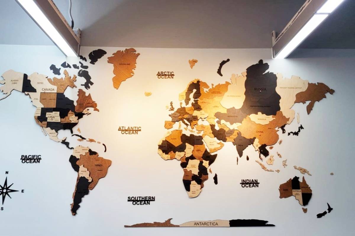 牆上的大型木製世界地圖最具特色，並以各國國旗圖釘標示境外生的國家。