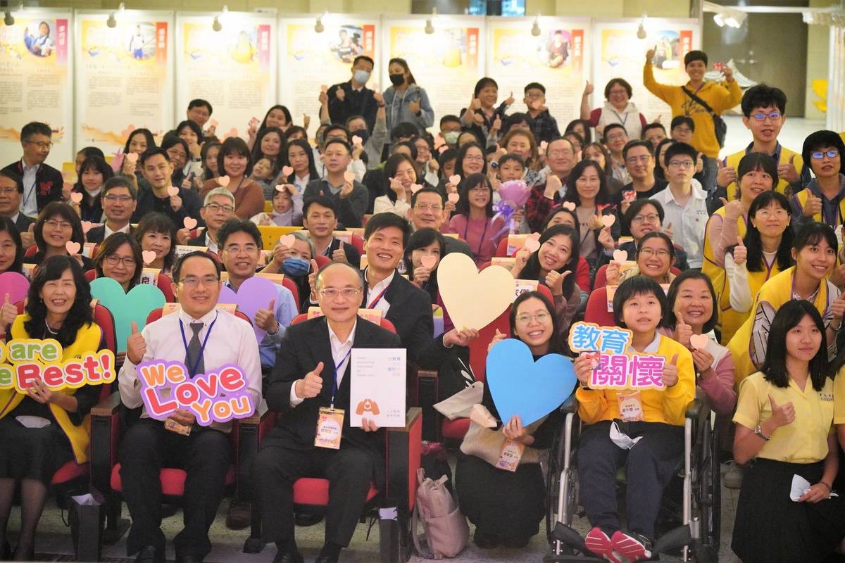 「臺北市教育關懷獎」今年表揚40位同學，肯定他們不畏艱難、突破逆境的精神