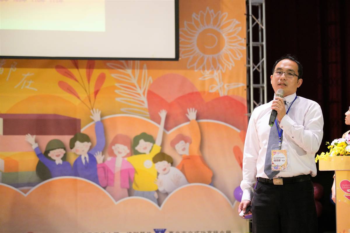 教育局國小教育科鍾德馨科長說明臺北市人文關懷教育與照顧成果