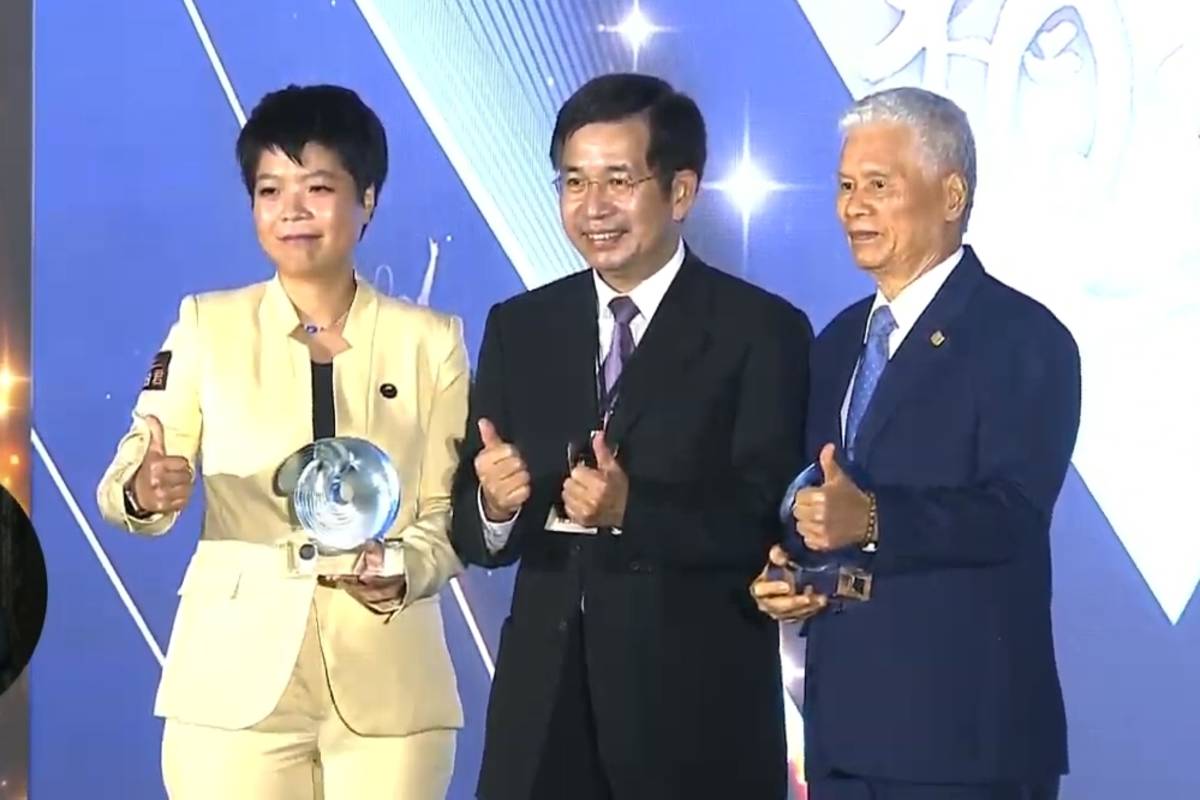 111年體育精英終身成就獎得主張朝國（右)以及特別獎得主劉柏君（左）與教育部長潘文忠合影。