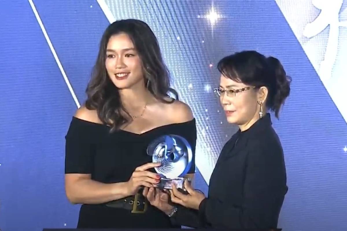 111年體育精英獎最佳女運動員由拳擊選手林郁婷獲得，由母親（右）代為領獎。