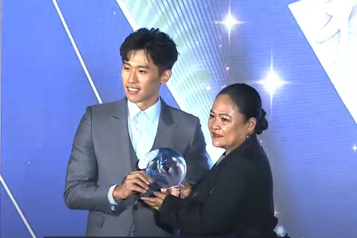 111年體育精英獎最佳男運動員由柔道好手楊勇緯獲得，由母親（右）代為領獎。