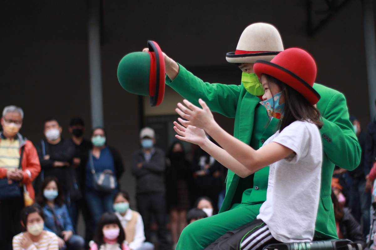 「小綠人」帶來舞蹈默劇即興演出