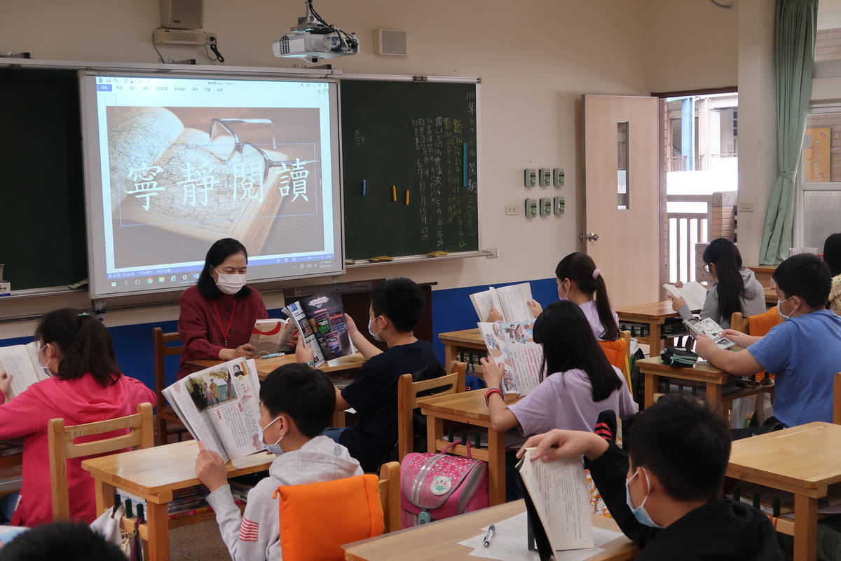 江翠國小周麗櫻校長每週與一個班級進行晨間共讀