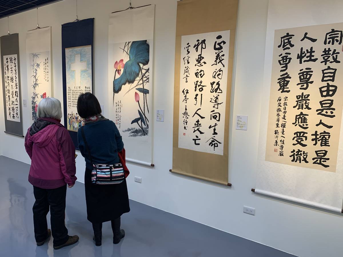 會場展出由臺灣旅美知名書法家王懋軒、施卿柔的15幅宗教書法作品及15 幅自創水墨畫