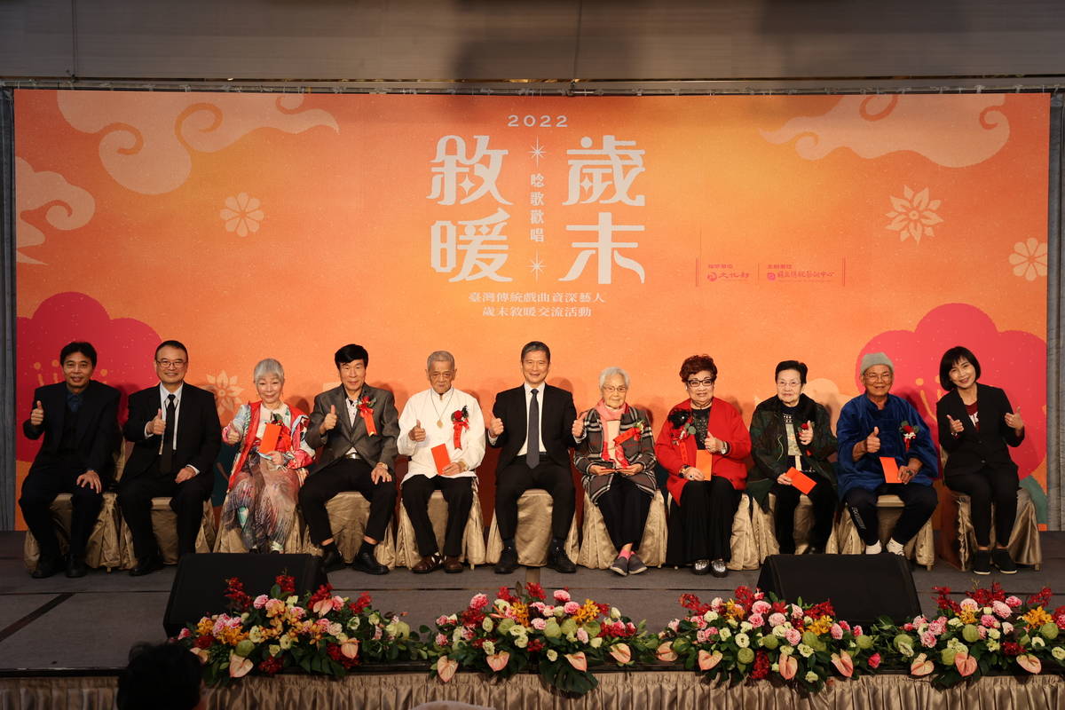 「2022唸歌歡唱．歲末敘暖」大合照（左起傳統藝術中心副主任鄒求強、文化部次長蕭宗煌、廖文雪藝師、廖文和藝師、林金鍊藝師、文化部長李永得、陳剩藝師、洪明雪藝師、王束花藝師、陳文山藝師、傳統藝術中心主任陳悅宜 (傳藝中心提供)