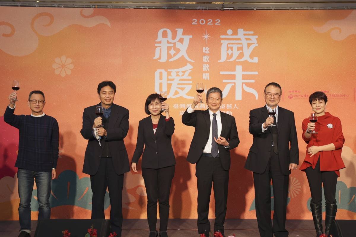 文化部長李永得（右3）、文化部次長蕭宗煌（右2）、國立傳統藝術中心主任陳悅宜（左3）向資深藝人們舉杯致意 (傳藝中心提供)
