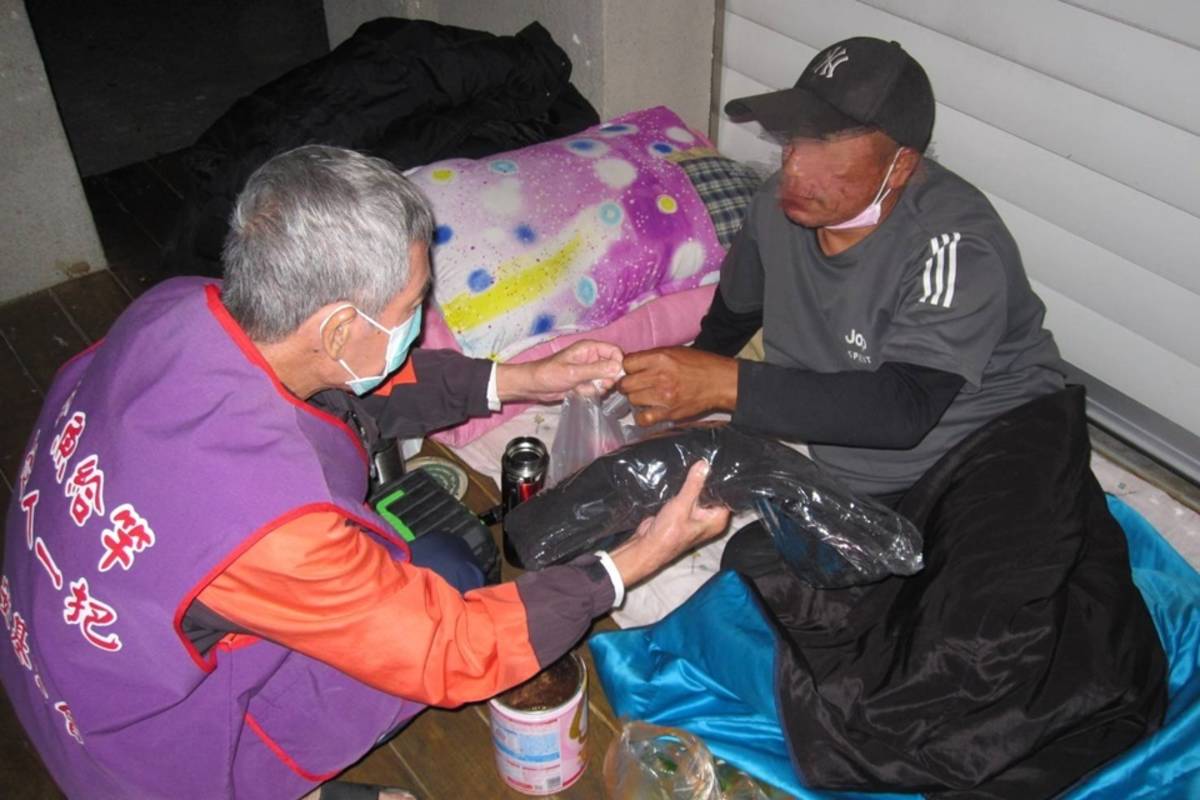 今年首波寒流預計週末報到，人安基金會臺東平安站提前夜訪寒士，發放防寒物資。